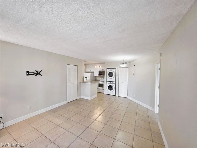 142 Santa Clara DR 5, Naples, FL 34104