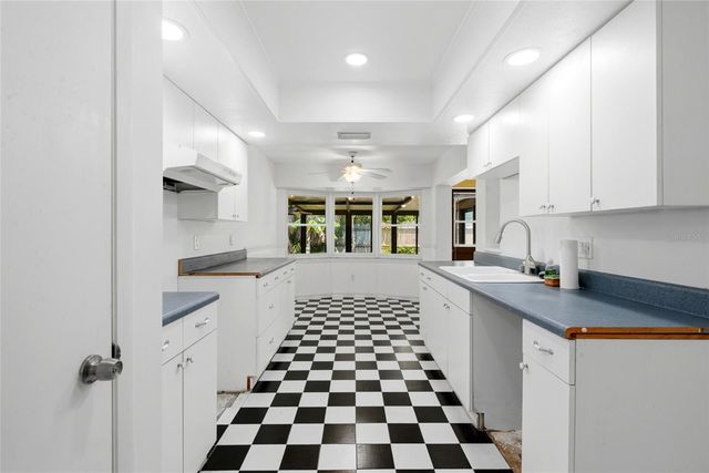 2711 GULF GATE DRIVE, Sarasota, FL 34231