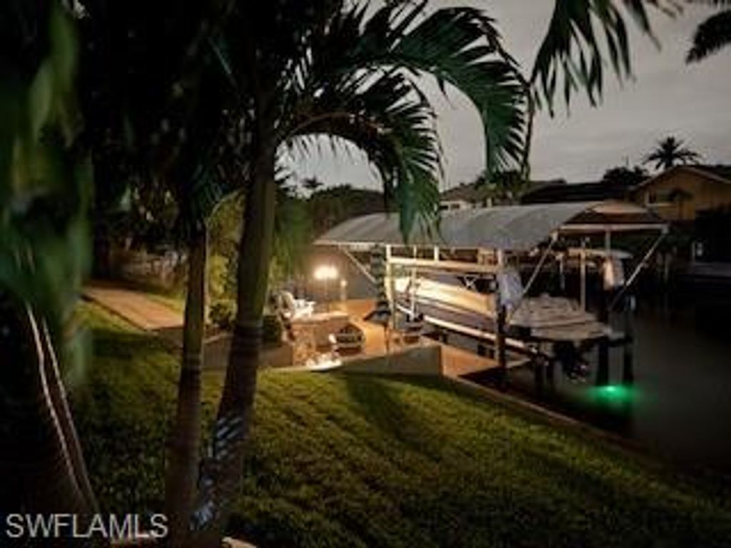 Image 3 of property listing at 1313 SE 29th TER, Cape Coral, FL 33904