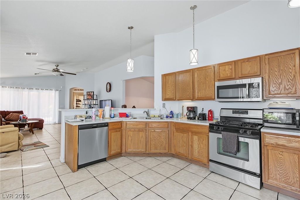 5643 Crowbush Cove Place, Las Vegas, NV 89122 — photo 2