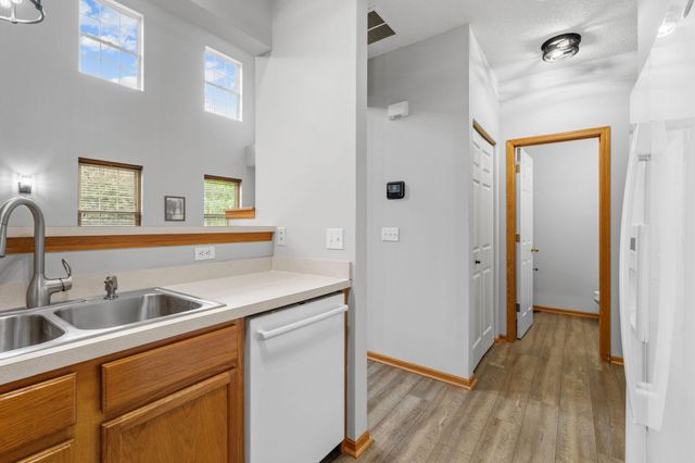 713 Cobblestone Way, Shakopee, MN 55379