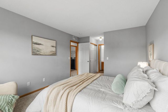 713 Cobblestone Way, Shakopee, MN 55379