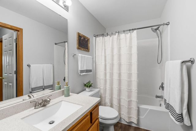713 Cobblestone Way, Shakopee, MN 55379