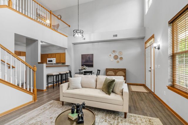 713 Cobblestone Way, Shakopee, MN 55379