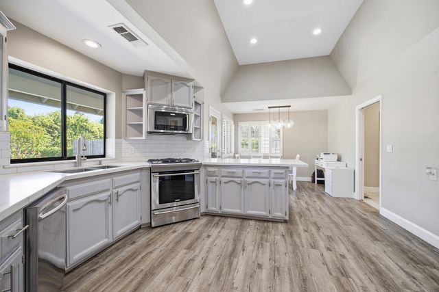 5512 W Prospect Avenue, Visalia, CA 93291