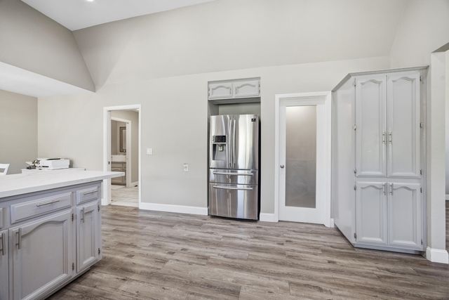 5512 W Prospect Avenue, Visalia, CA 93291