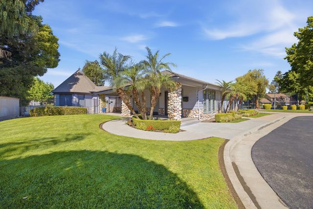 5512 W Prospect Avenue, Visalia, CA 93291