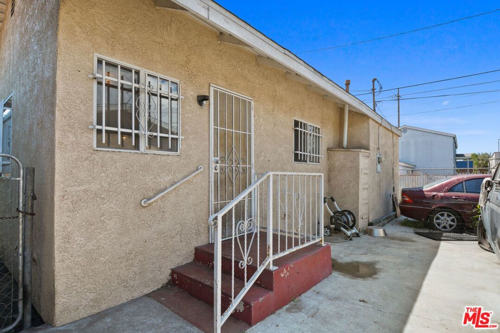Image 10 of property listing at 1345 W 54th Street, Los Angeles, CA 90037