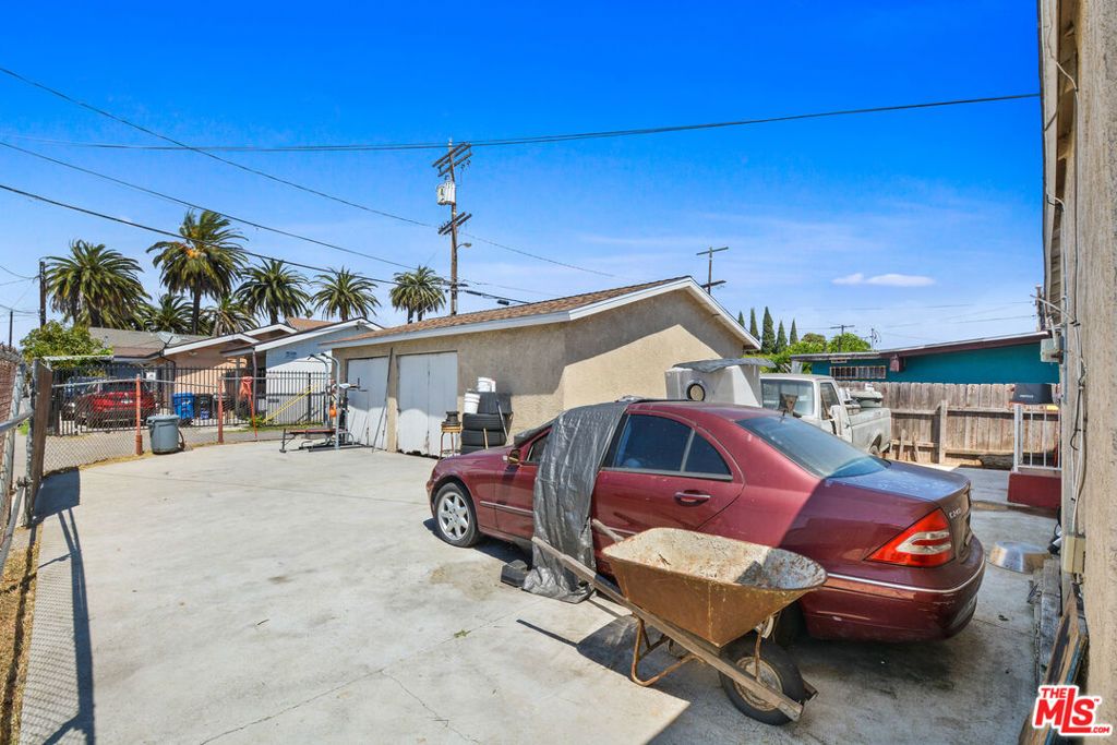 Image 11 of property listing at 1345 W 54th Street, Los Angeles, CA 90037