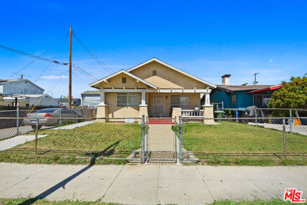 Image 13 of property listing at 1345 W 54th Street, Los Angeles, CA 90037