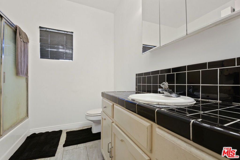 Image 5 of property listing at 1345 W 54th Street, Los Angeles, CA 90037