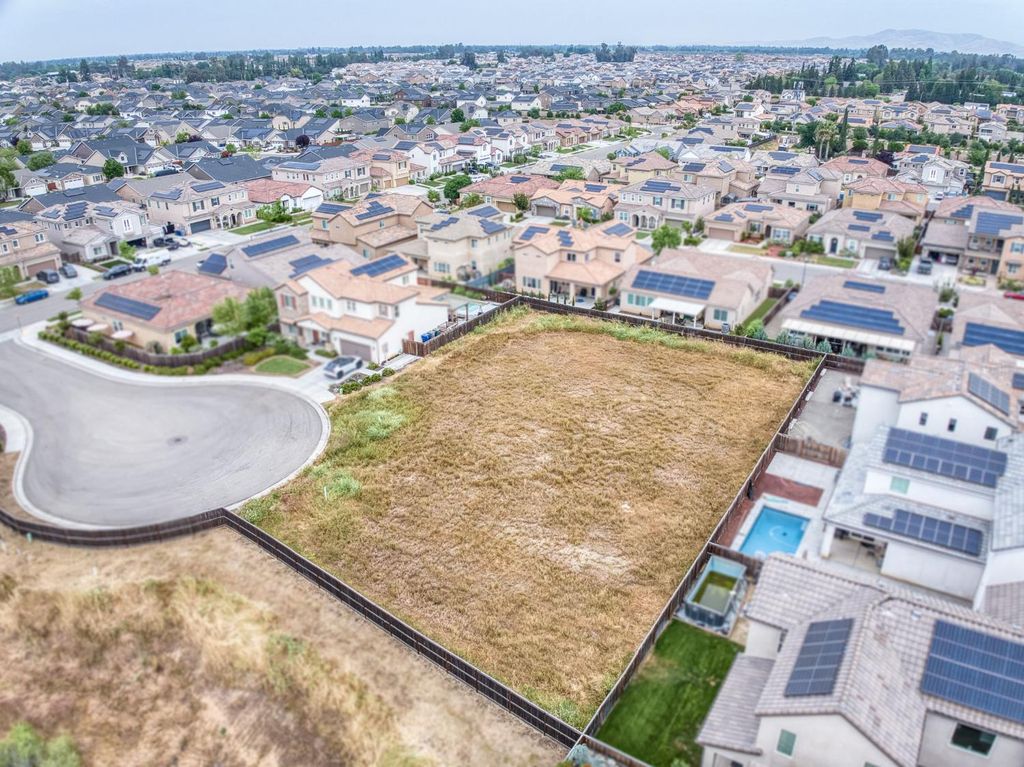 Image 16 of property listing at 4269 Alissa Avenue, Clovis, CA 93619