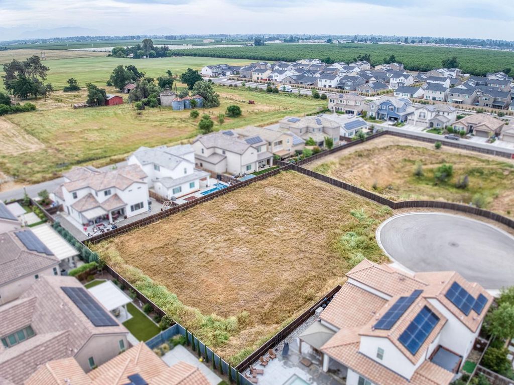 Image 8 of property listing at 4269 Alissa Avenue, Clovis, CA 93619