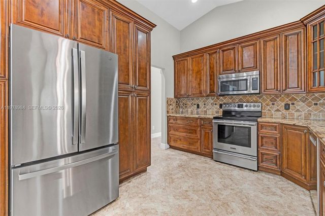 5621 Carriage Ln, Davie, FL 33331