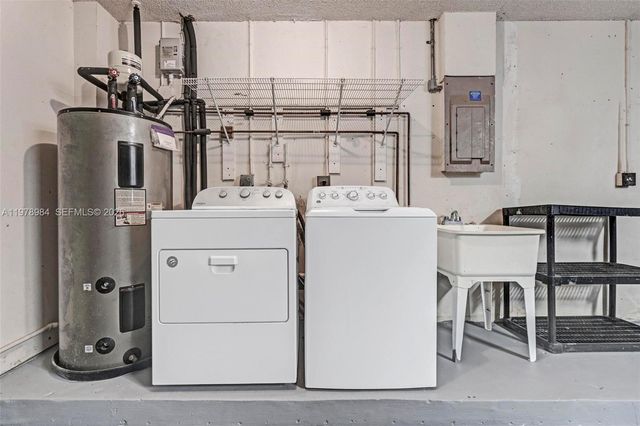 5621 Carriage Ln, Davie, FL 33331