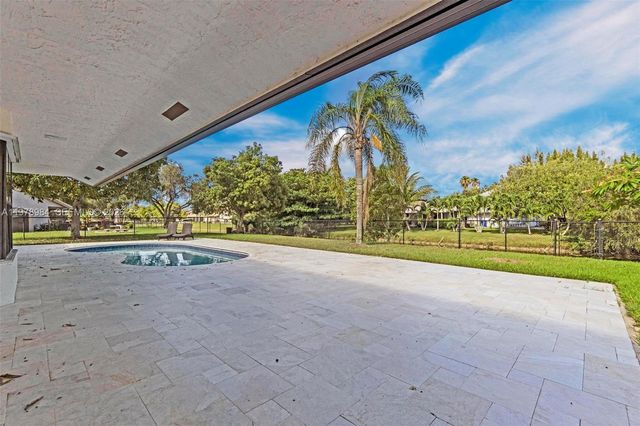 5621 Carriage Ln, Davie, FL 33331