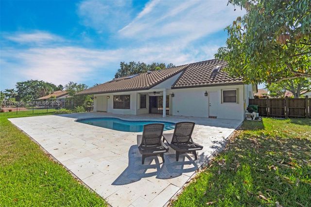 5621 Carriage Ln, Davie, FL 33331