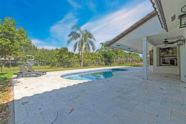 5621 Carriage Ln, Davie, FL 33331