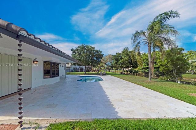 5621 Carriage Ln, Davie, FL 33331