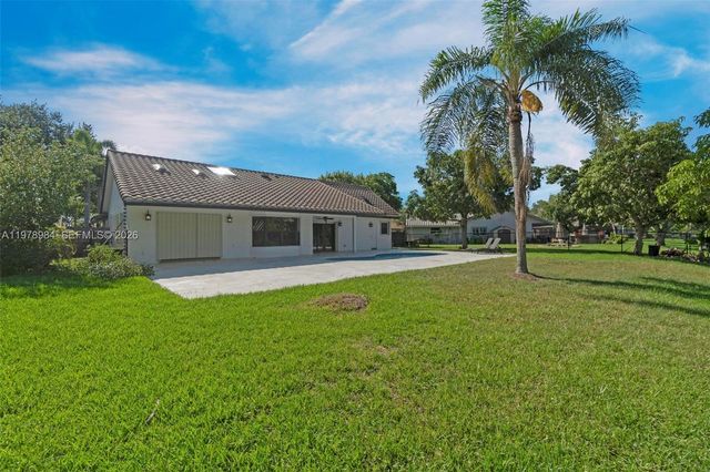 5621 Carriage Ln, Davie, FL 33331