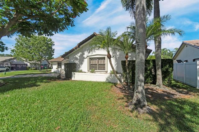 5621 Carriage Ln, Davie, FL 33331