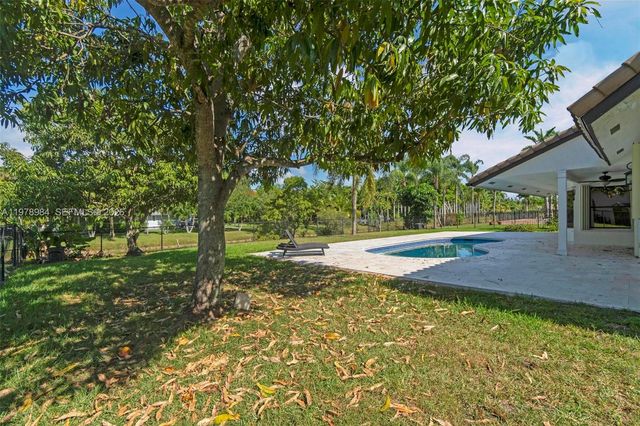 5621 Carriage Ln, Davie, FL 33331