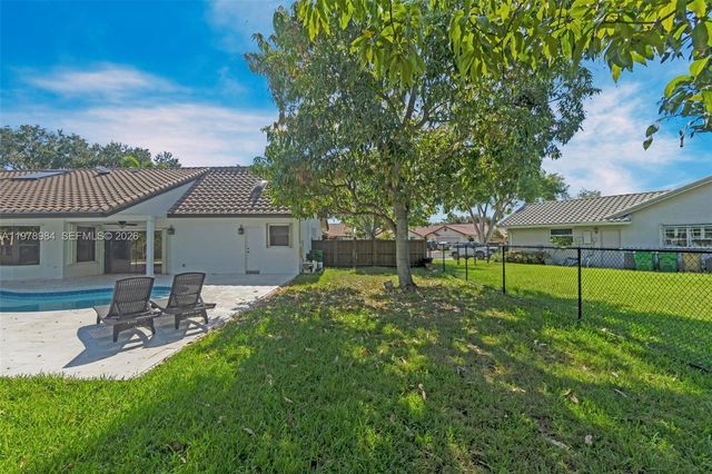5621 Carriage Ln, Davie, FL 33331