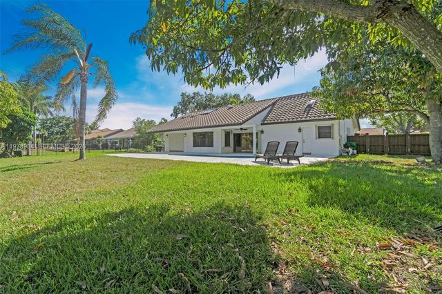 5621 Carriage Ln, Davie, FL 33331