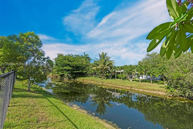 5621 Carriage Ln, Davie, FL 33331