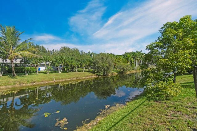 5621 Carriage Ln, Davie, FL 33331