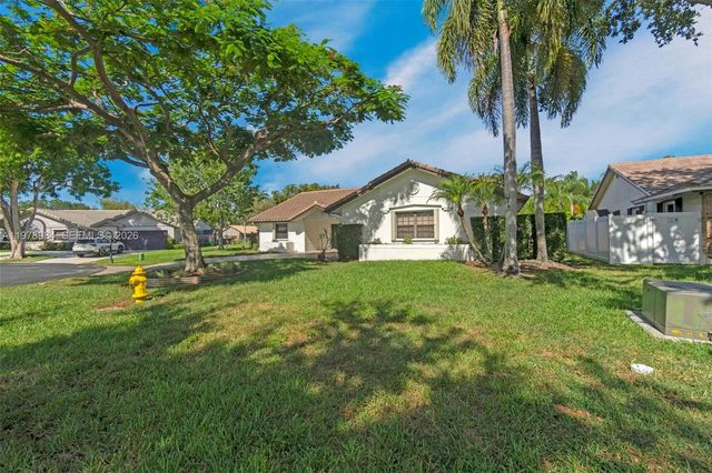 5621 Carriage Ln, Davie, FL 33331