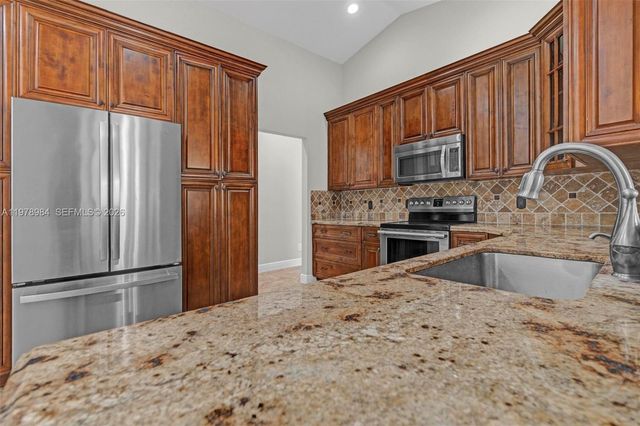 5621 Carriage Ln, Davie, FL 33331