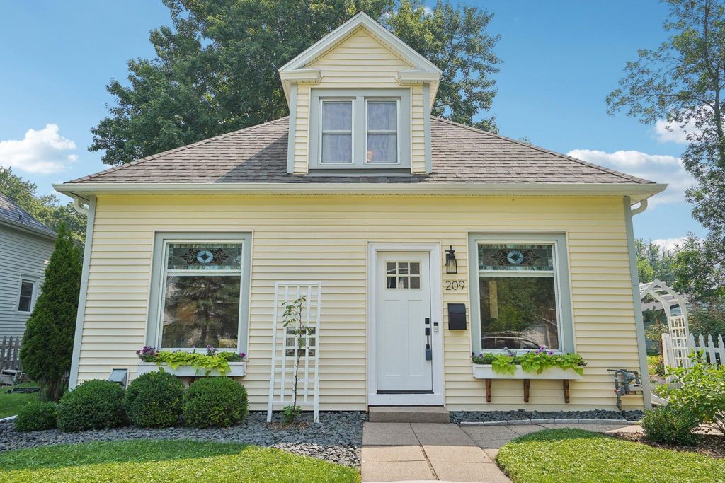 209 8th Avenue N, Hopkins, MN 55343