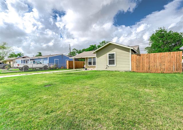 718 W 10th Street, Freeport, TX 77541