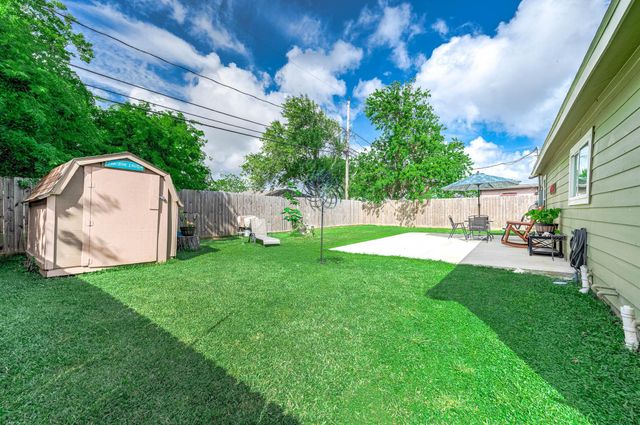 718 W 10th Street, Freeport, TX 77541