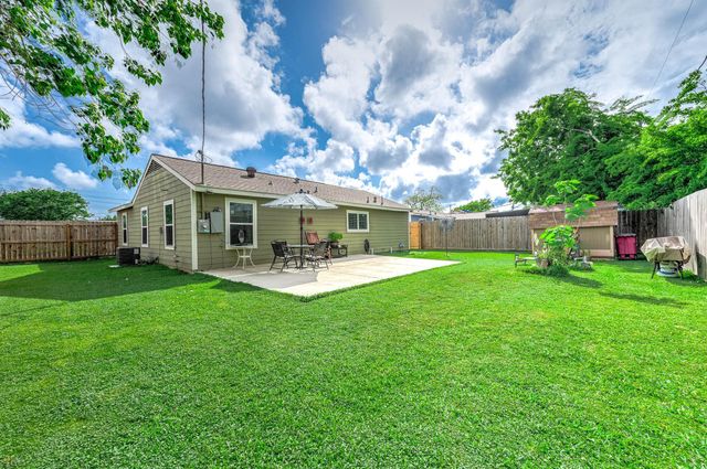 718 W 10th Street, Freeport, TX 77541