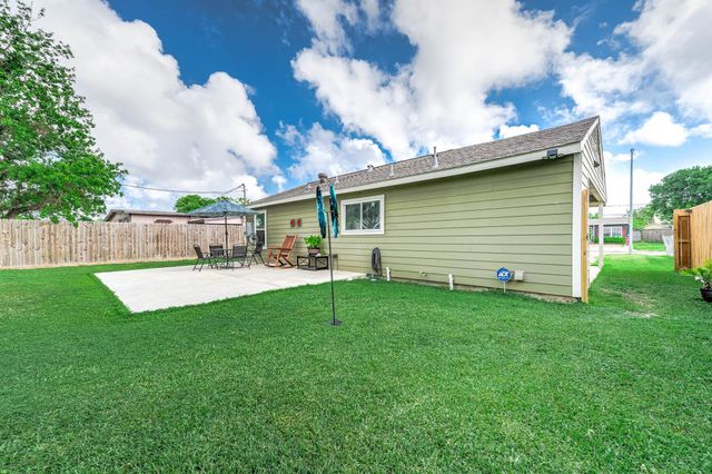 718 W 10th Street, Freeport, TX 77541