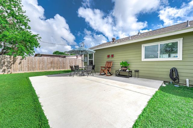 718 W 10th Street, Freeport, TX 77541
