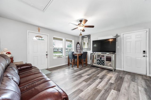 718 W 10th Street, Freeport, TX 77541