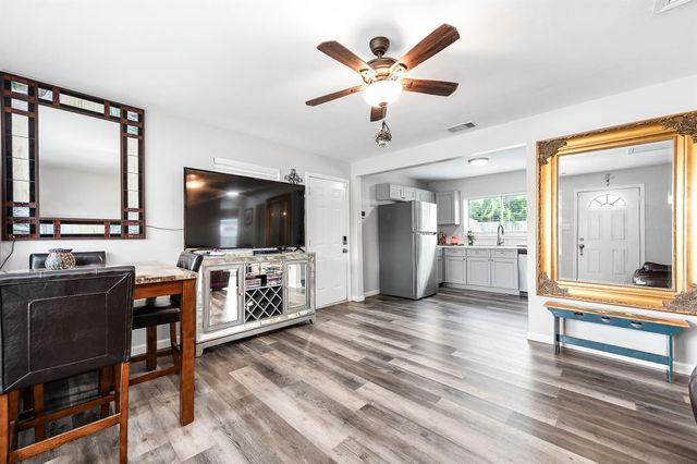 718 W 10th Street, Freeport, TX 77541
