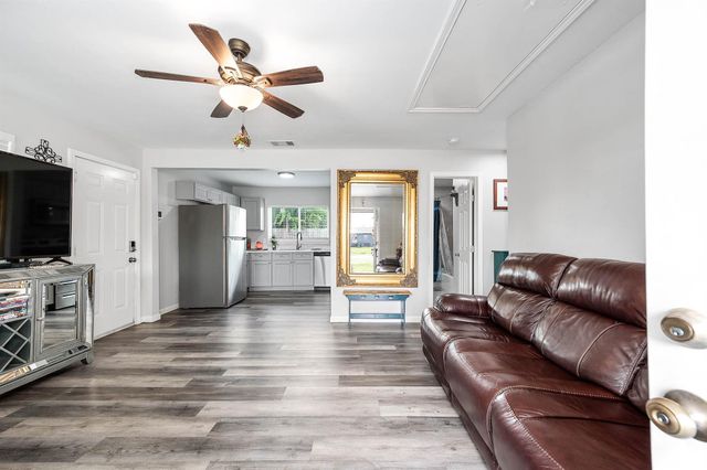 718 W 10th Street, Freeport, TX 77541