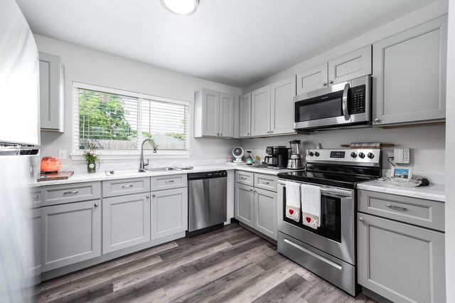 718 W 10th Street, Freeport, TX 77541