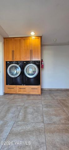 8601 Scenic Dr, Yakima, WA 98908