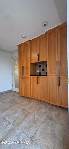 8601 Scenic Dr, Yakima, WA 98908