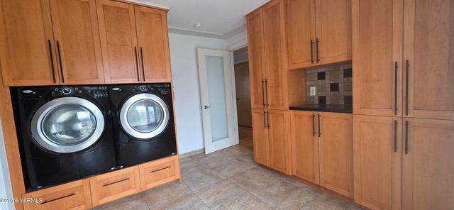 8601 Scenic Dr, Yakima, WA 98908