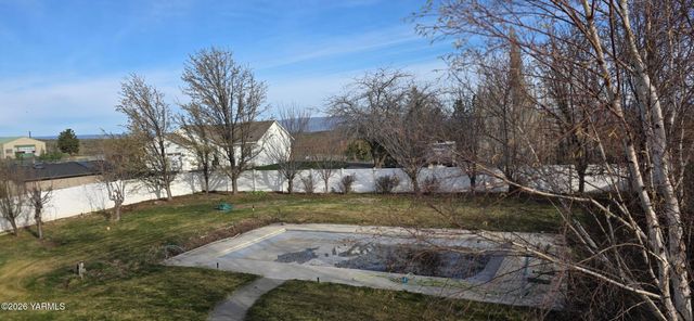8601 Scenic Dr, Yakima, WA 98908