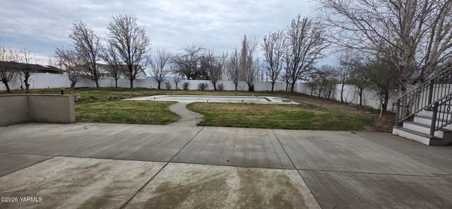 8601 Scenic Dr, Yakima, WA 98908