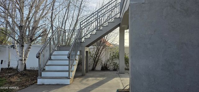 8601 Scenic Dr, Yakima, WA 98908