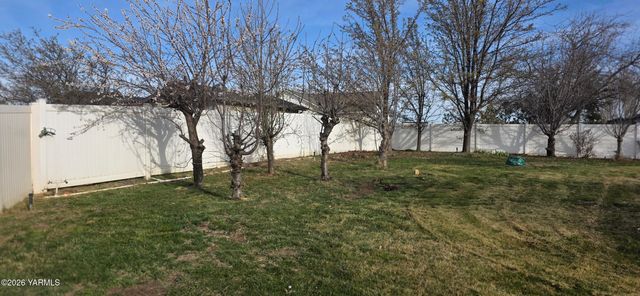 8601 Scenic Dr, Yakima, WA 98908