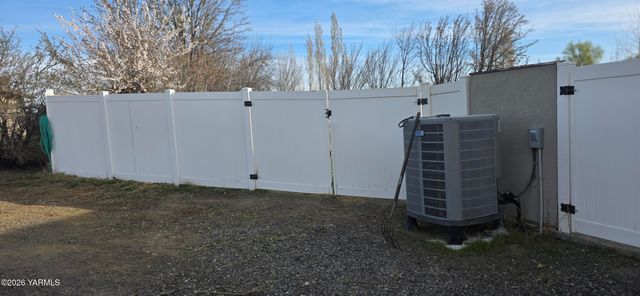 8601 Scenic Dr, Yakima, WA 98908